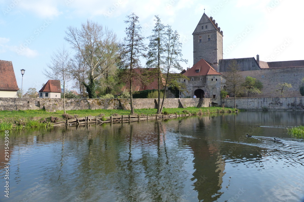 Rothenburger Weiher und Tor in Dinkelsbühl Rothenburger Weiher und Tor in Dinkelsbühl