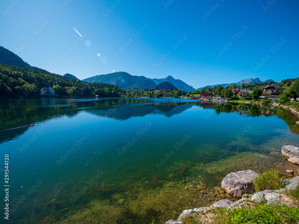 Fototapeta premium Grundlsee, Steiermark, Österreich im Herbst