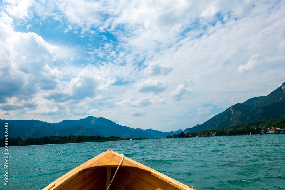 Holzboot auf dem Wolfgangsee, Salzkammergut, Österreich, im Sommer Holzboot auf dem Wolfgangsee, Salzkammergut, Österreich, im Sommer
