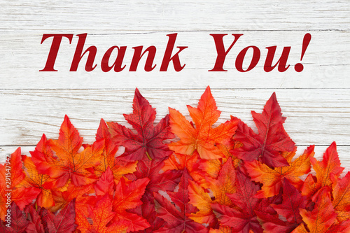 Fotografía Thank you message with red and orange fall leaves on weathered wood