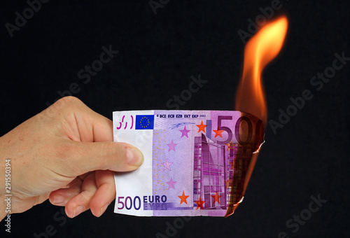 Billet euros brûlé en feu avec flammes argent gâché photo