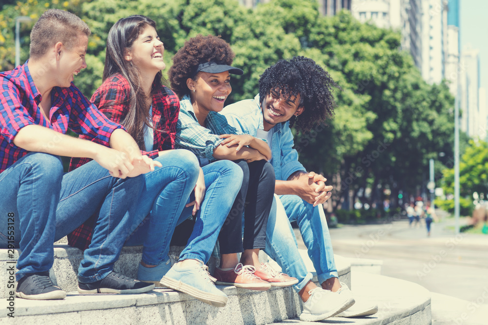 Fototapeta premium Jugendliche relaxen in der Stadt