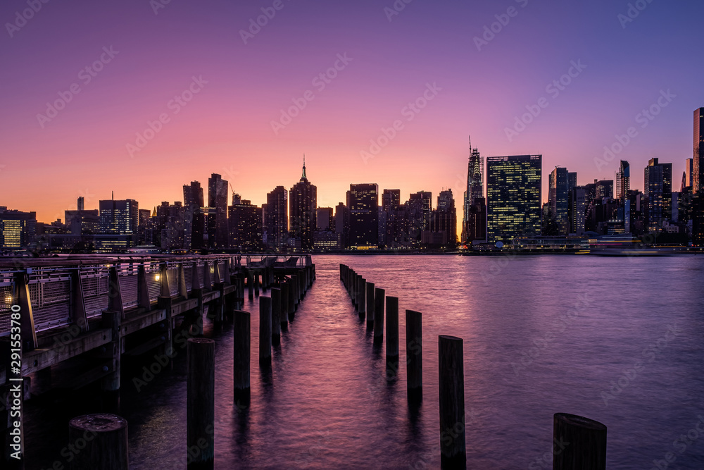 Obraz premium Long Island City Gantry sign and Manhattan midtwon skyline in front of east river