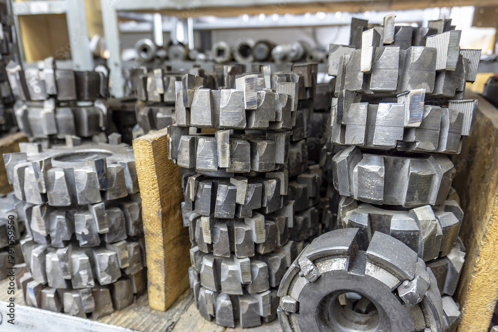 Obraz premium Gear cutting tool in a warehouse in a workshop, a worm cutter for gear processing on a gear cutting machine.