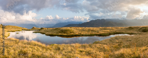 Herbstlandschaft in den Alpen mit Bergsee im Zillertal als Panorama