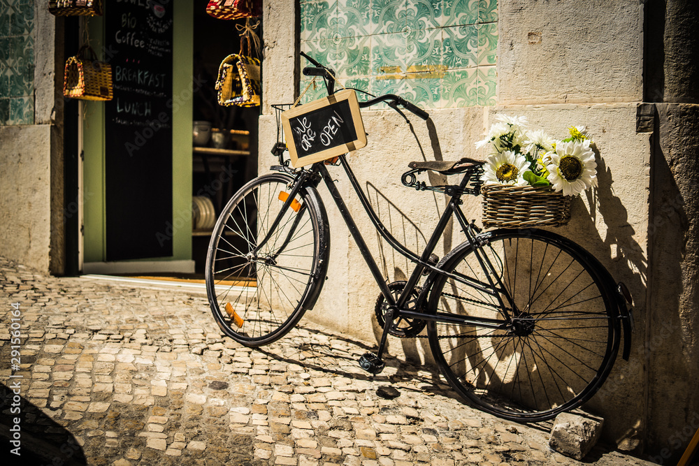 Lissabon - ein Fahrrad lehnt an einer Mauer