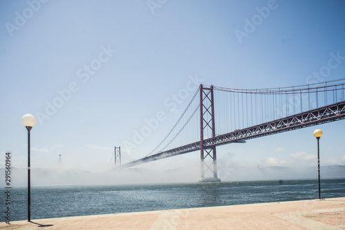 Lissabon - Brücke des 25. April im Morgennebel