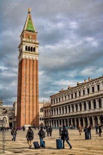 markusplatz mit campanile in venedig, italien.