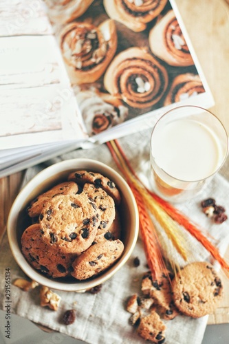 Obraz na płótnie Tasty cookies or biscuits and milk, home comfort w salonie