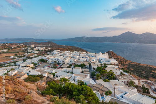 Vista panoramica sul villaggio di Plaka e sulla baia dal castello Veneziano al crepuscolo, isola di Milos GR