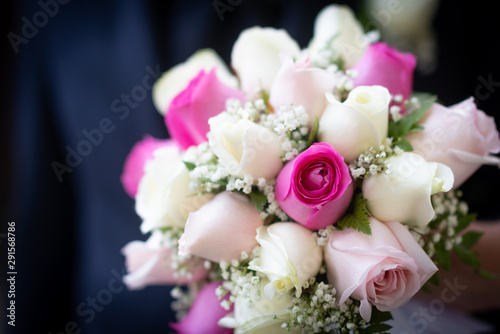 Bouquet da sposa con fiori bianchi e rosa