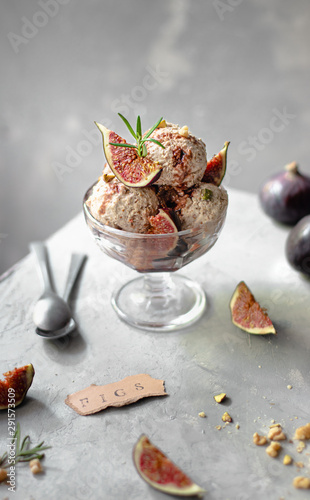 Sugar free fig ice cream - seasonal dessert 