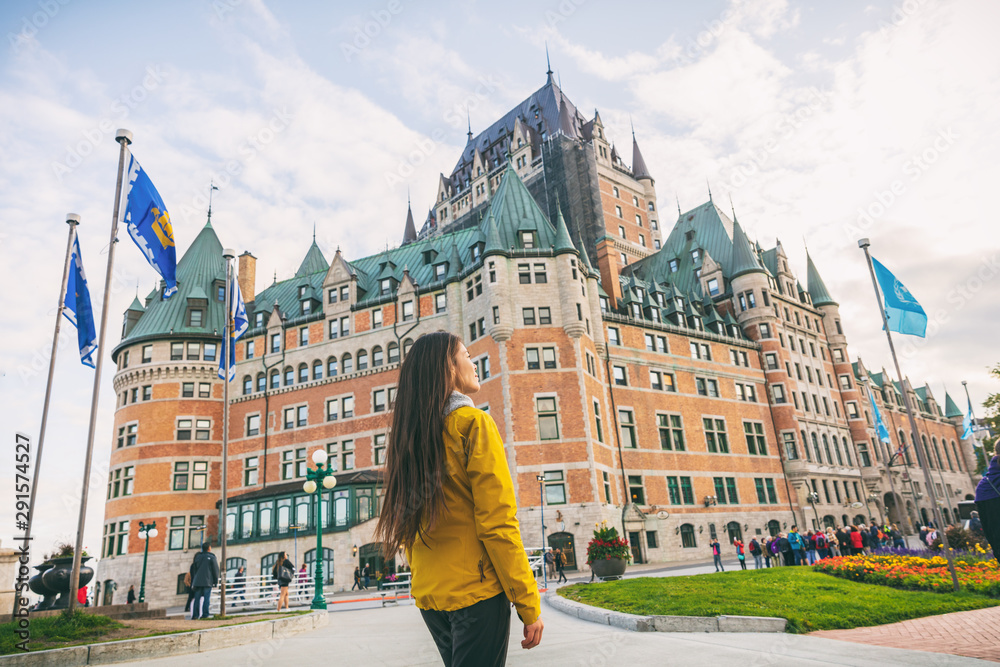 Obraz premium Kobieta podróżująca po mieście Quebec spacerująca po Promenade Terrasse Duffering zwiedzająca stare miasto. Jesienią Kanada jako cel wakacji dla statków wycieczkowych.