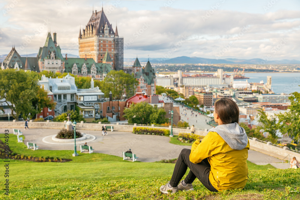 Naklejka premium Kanada podróży Turysta miasta Quebec podziwiając widok na zamek Chateau Frontenac i rzekę św. Wawrzyńca w tle. Jesienne podróże wakacje styl życia ludzi.