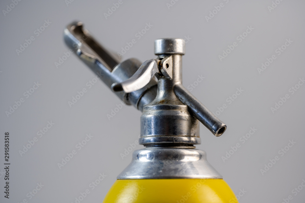 A device for producing sparkling water A device for producing sparkling water