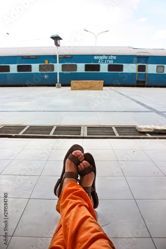 Photography waiting for the departure of the train to delhi in jaisalmer, rajasthan, india