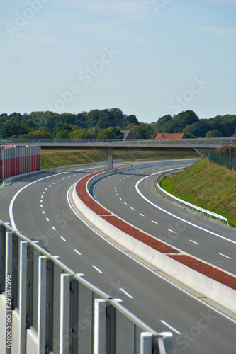 eine neue leere Autobahn in Deutschland, NRW