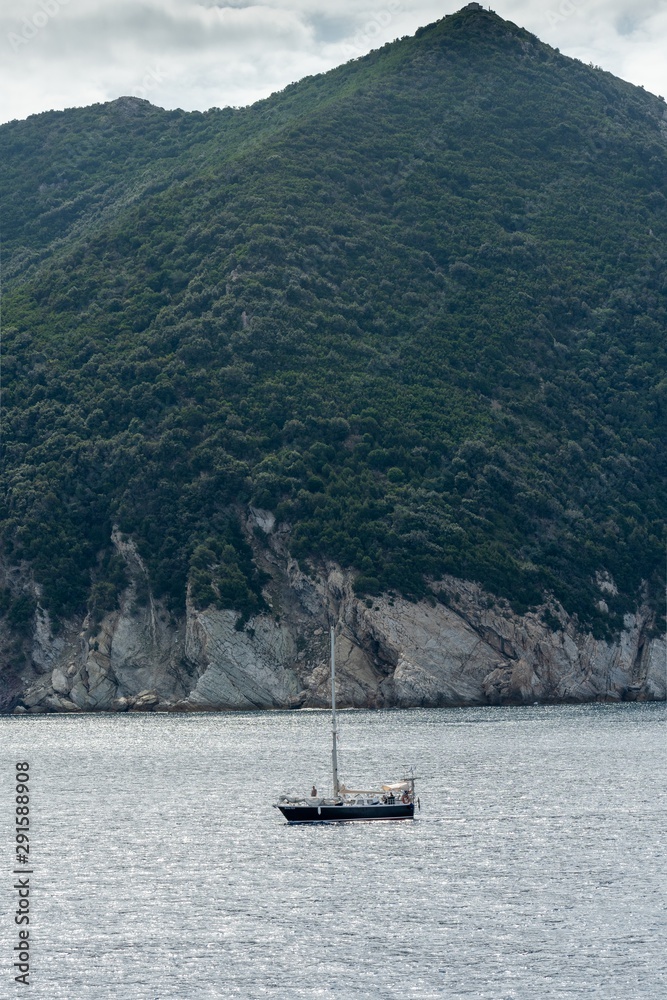 Imbarcazione in navigazione - Isola d'Elba - Livorno - Toscana - Italia