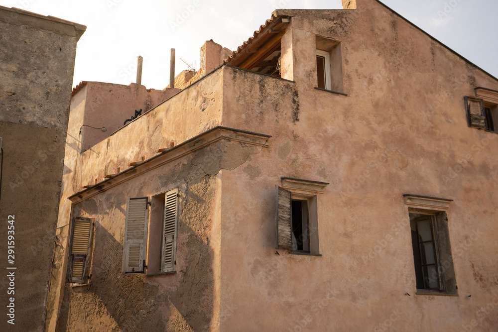 Immeubles en Corse avec une lumière rasante du soir Immeubles en Corse avec une lumière rasante du soir