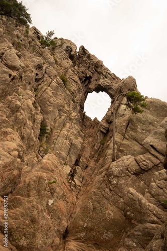 Un trou dans la montagne rocheuse
