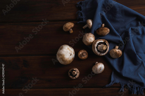 Champignones over a wooden table