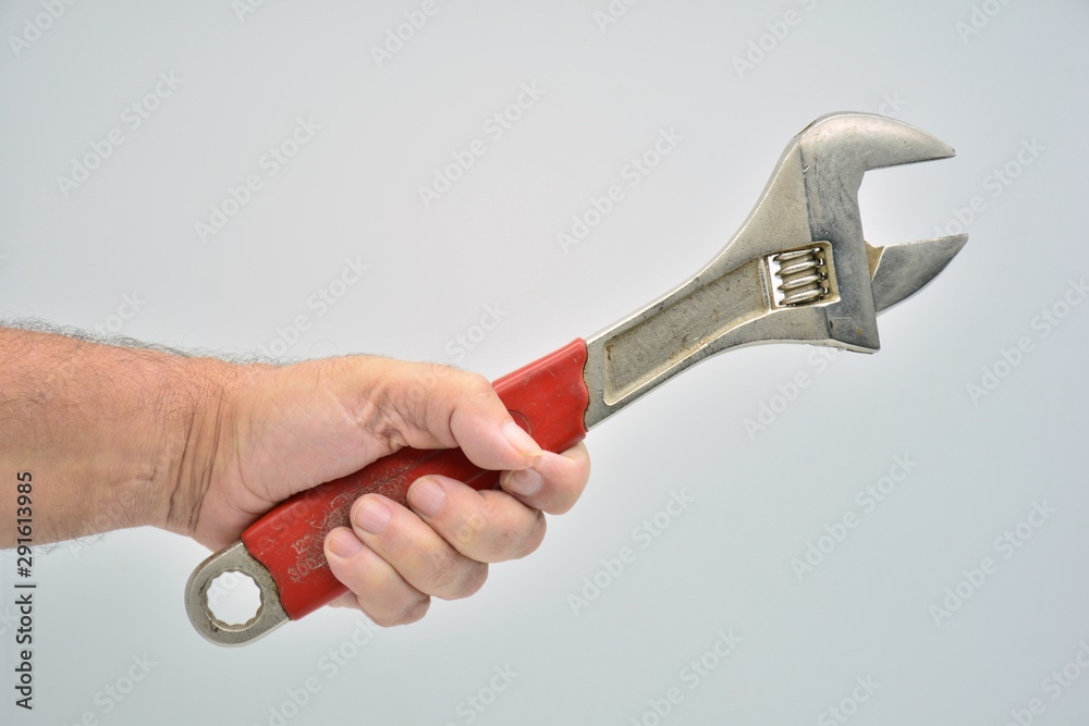 Mano sujetando una llave inglesa ajustable grande Stock Photo