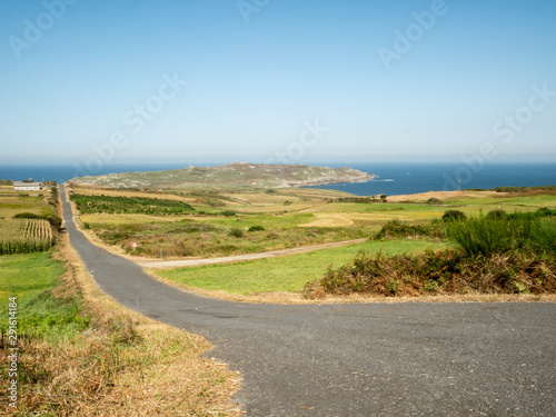 carretera comarcal que conduce hasta el mar