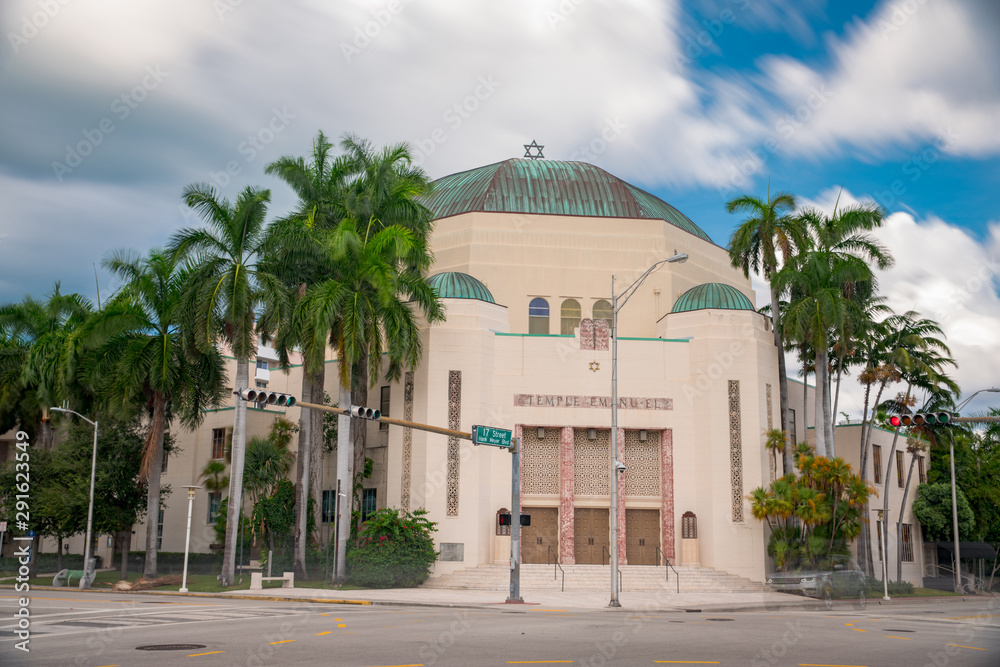 Photo Temple Emanu El Miami Beach Washington Avenue. long exposure for motion blur in traffic and trees