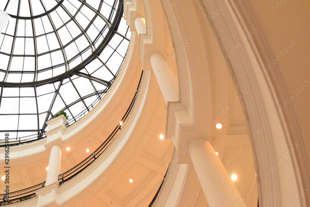 Obraz premium escalator in shopping mall