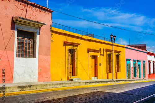 Obraz na plátně Colorful Mexican Orange Red Yellow Street Oaxaca Juarez Mexico