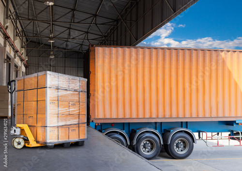 Fotografía Packaging Boxes Stacked on Pallets Load with Shipping Cargo Container