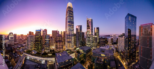 Photography Crystal clear sunset over San Francisco skyline makes the sky yellow and purple