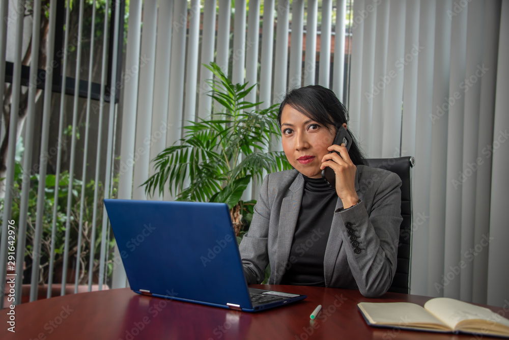 mujer latina formal, milenial empresaria, traje gris, mrena sonriente y ejecutiva mujer latina formal, milenial empresaria, traje gris, mrena sonriente y ejecutiva
