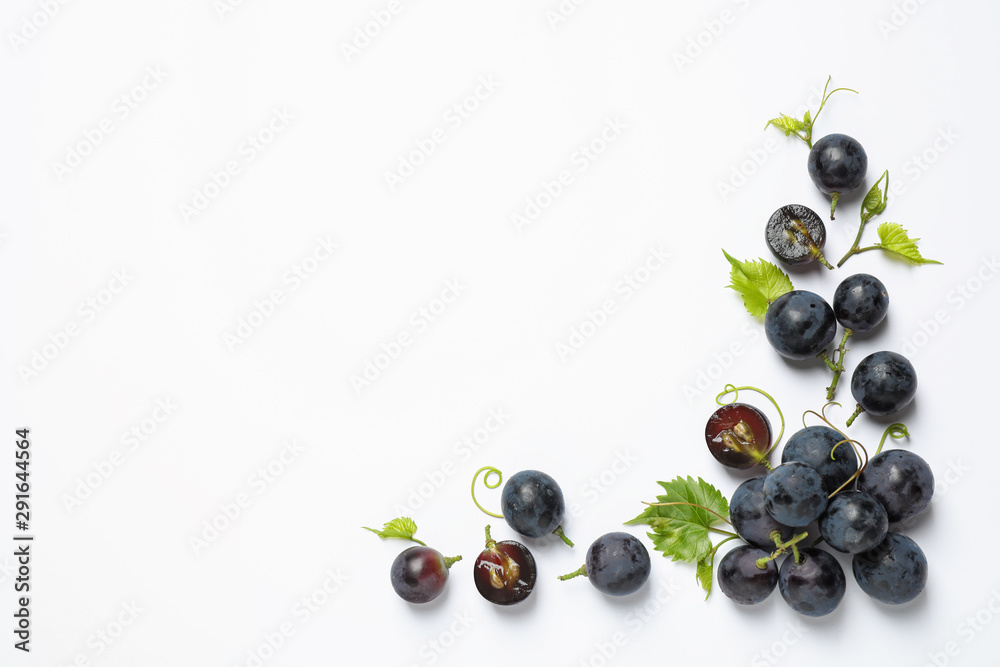 Fresh ripe juicy grapes on white background, top view - obrazy, fototapety, plakaty 