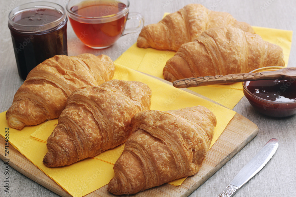 Croissants with marmalade and tea	