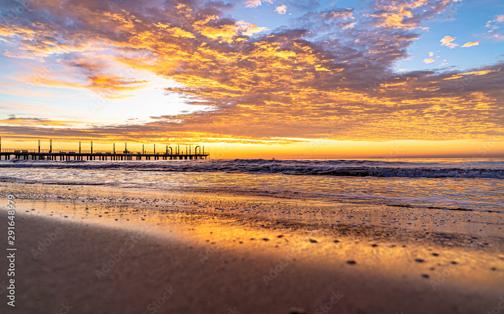 Fototapeta premium Sunrise over the sea