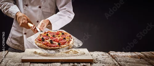 Obraz  z motywem Chef making a homemade pepperoni pizza