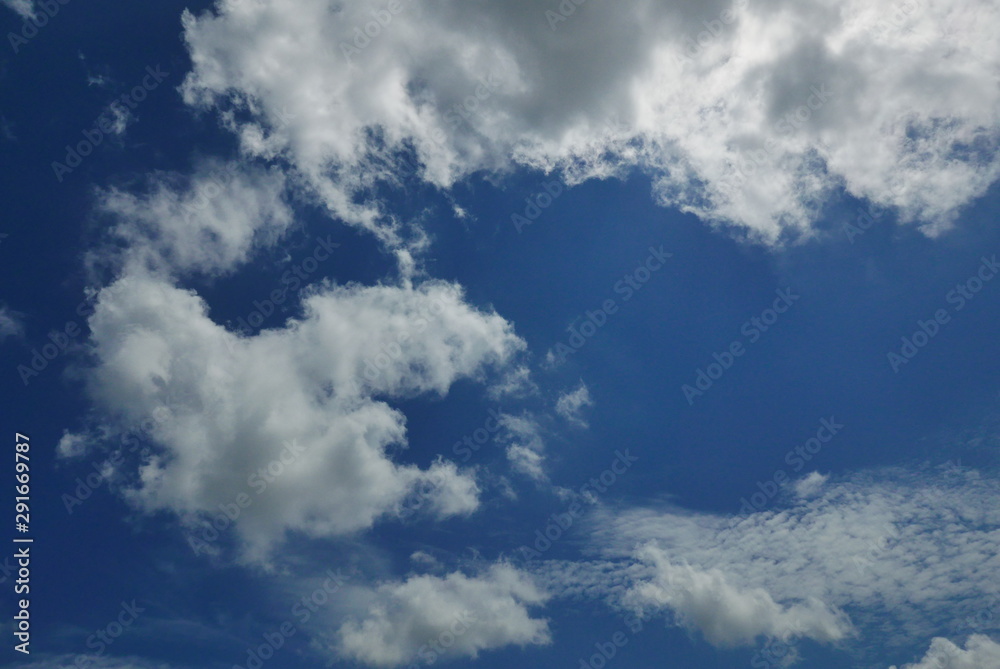 Obraz premium Beautiful blue cloudy sky background.