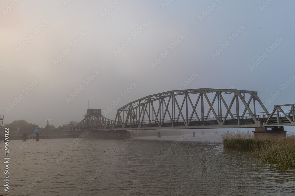 Alte Meiningenbrücke zwischen Zingst und Bresewitz im Morgennebel