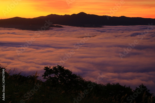 山並みと朝焼けの雲海 © yspbqh14