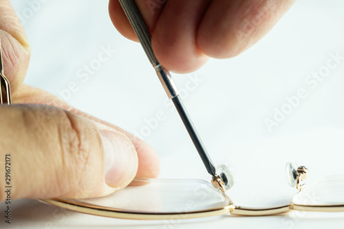 Make glasses, broken glasses, repair glasses, work with a screwdriver, tighten small screws