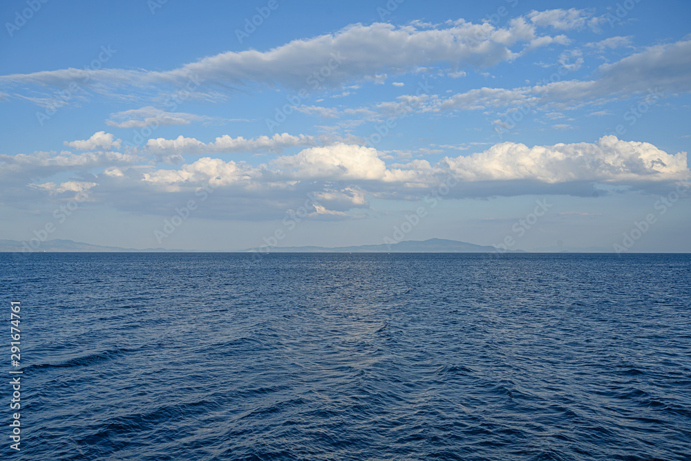 Fototapeta premium Meer aus der Sicht des Hafens von Mytilini, Insel Lesbos, Griechenland