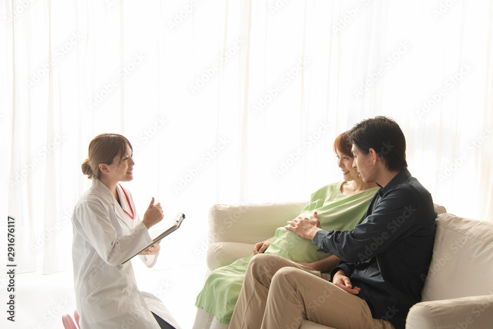 Obraz premium 産婦人科で受付をする夫婦
