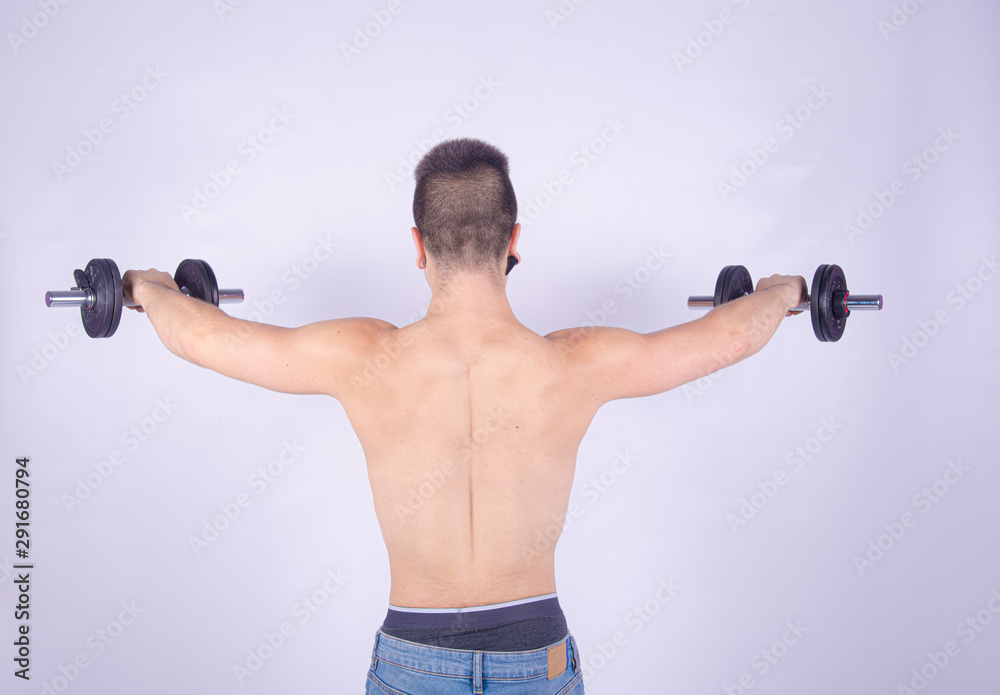 Chico fitness selfie gimnasio en fondo blanco pesas 