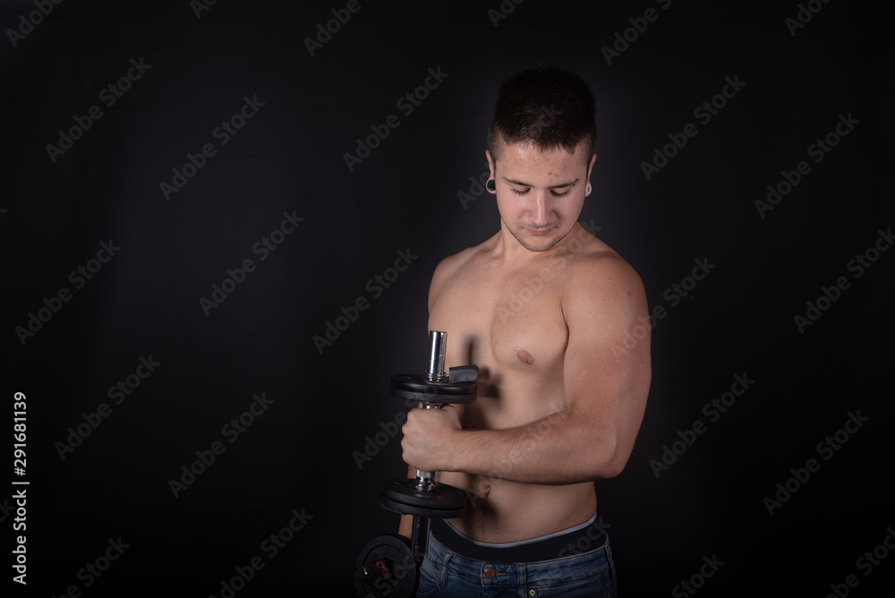 Chico fitness gimnasio training pesas fondo negro Chico fitness gimnasio training pesas fondo negro