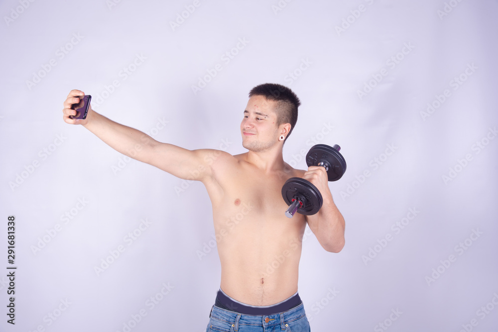 Chico fitness selfie gimnasio en fondo blanco pesas Chico fitness selfie gimnasio en fondo blanco pesas