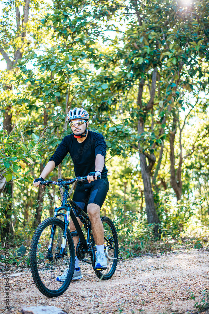Obraz premium Mountain cyclists sitting on bicycles