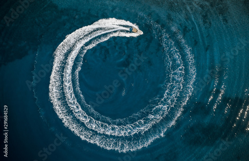 Tableau sur toile Speed boat in mediterranean sea making a cyrcle from bubbles, aerial view