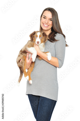 Frau mit Hunde Welpe kuschelt 