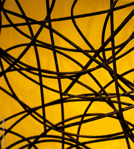 Ramas abstractas sobre fondo amarillo